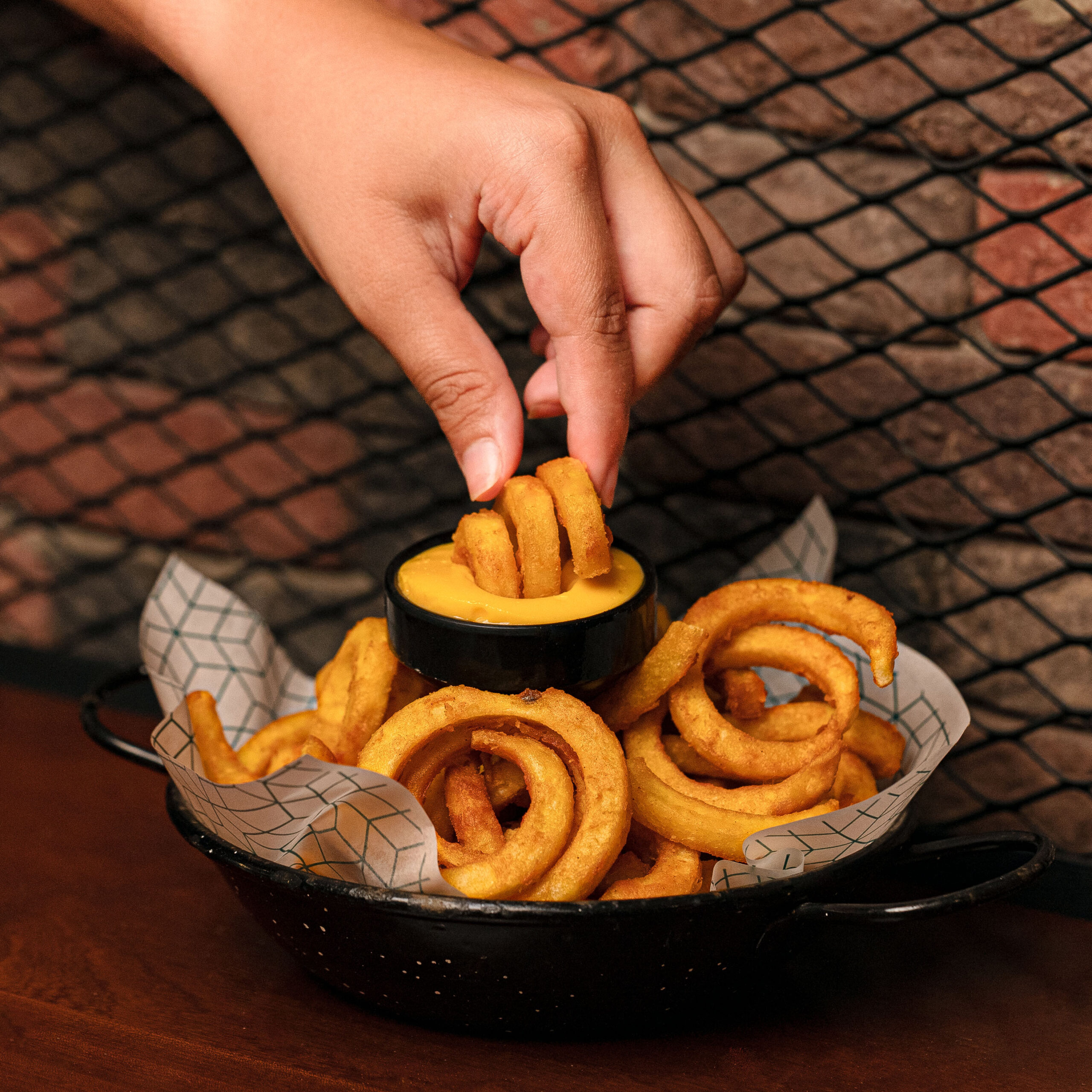 Curly Fries <span style="color: white"><br>5$</br></span></p>